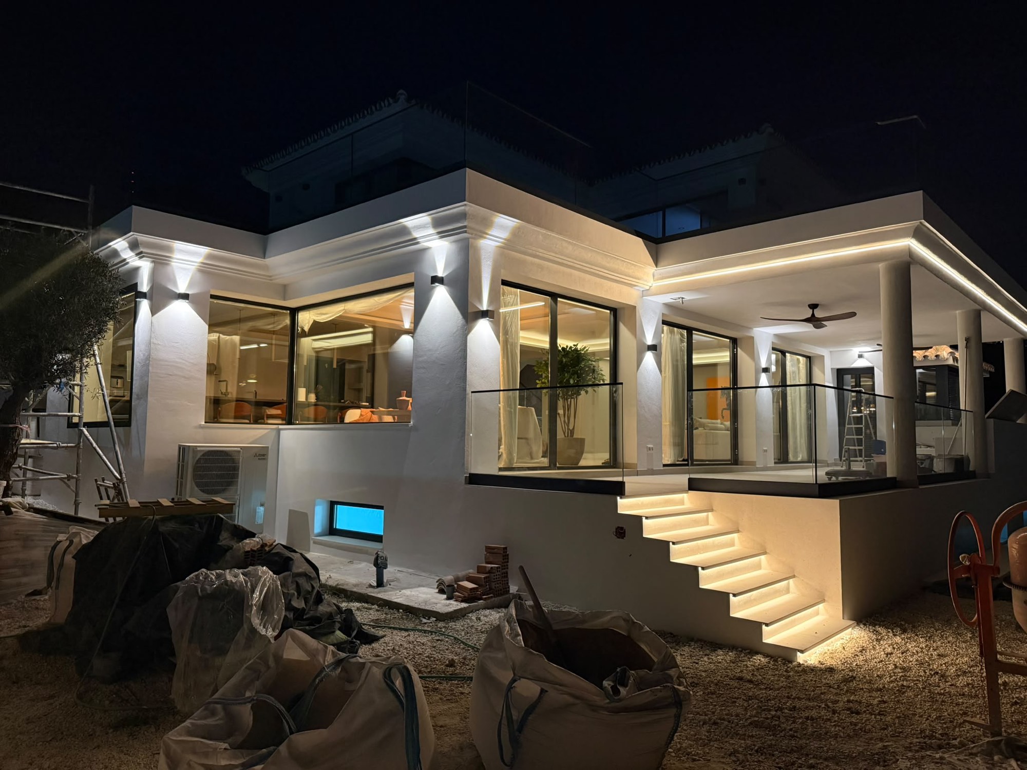 Fachada de vivienda en Málaga con iluminación LED exterior instalada por VILUX, fotografiada de noche.